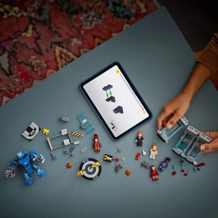 LEGO Klocki Super Heroes 76315 Laboratorium Iron Mana: Zbrojownia