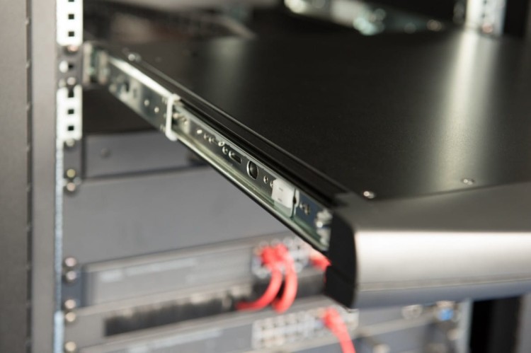 Digitus Konsola 19 LCD z touchpad KVM 8 portów 1U komplet kabli (8xDS-19231) klawiatura US