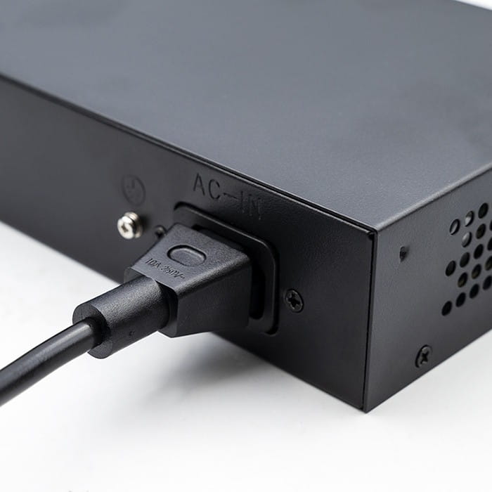 Qoltec Przełącznik sieciowy SWITCH FAST ETHERNET PoE 4x RJ45 PoE 1x RJ45Uplink 1x SFP | 65W | 1000 Mb/s