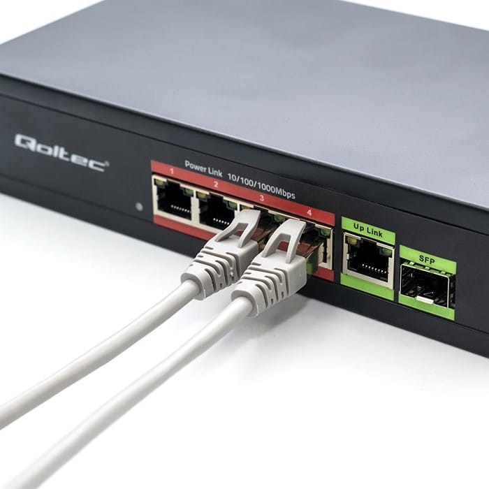 Qoltec Przełącznik sieciowy SWITCH FAST ETHERNET PoE 4x RJ45 PoE 1x RJ45Uplink 1x SFP | 65W | 1000 Mb/s