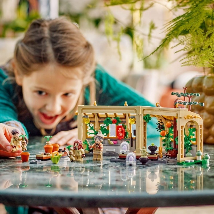 LEGO Klocki Harry Potter 76445 Zamek Hogwart: zajęcia z zielarstwa