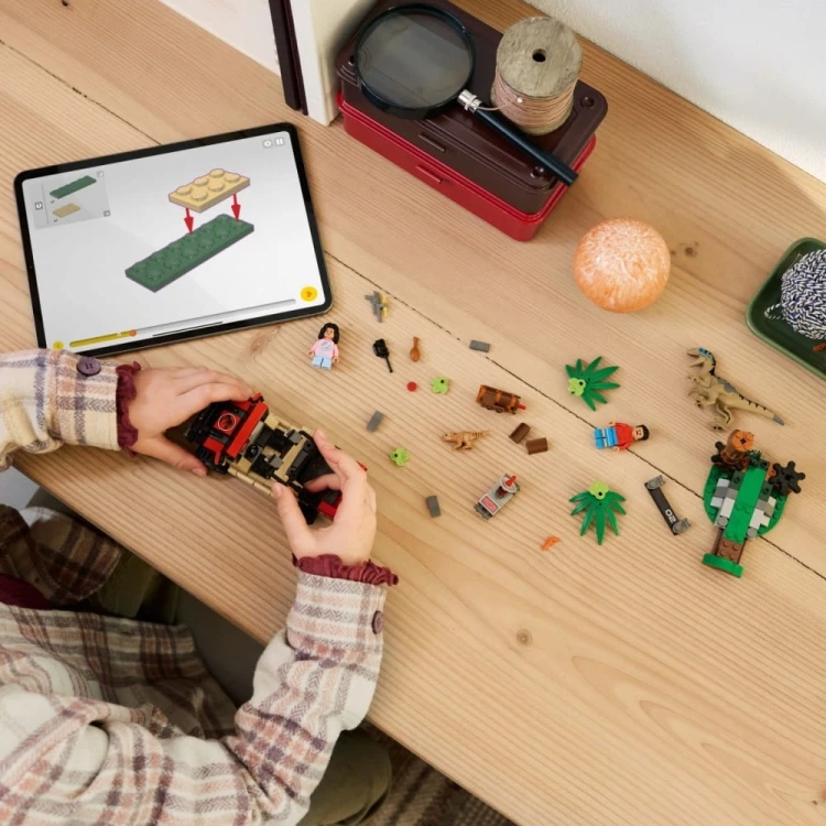 LEGO Klocki Jurassic World 76972 Ucieczka terenówką przed raptorem
