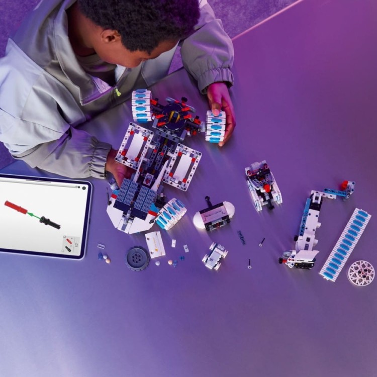 LEGO Klocki Technic 42211 Kosmiczny łazik księżycowy Lunar Outpost