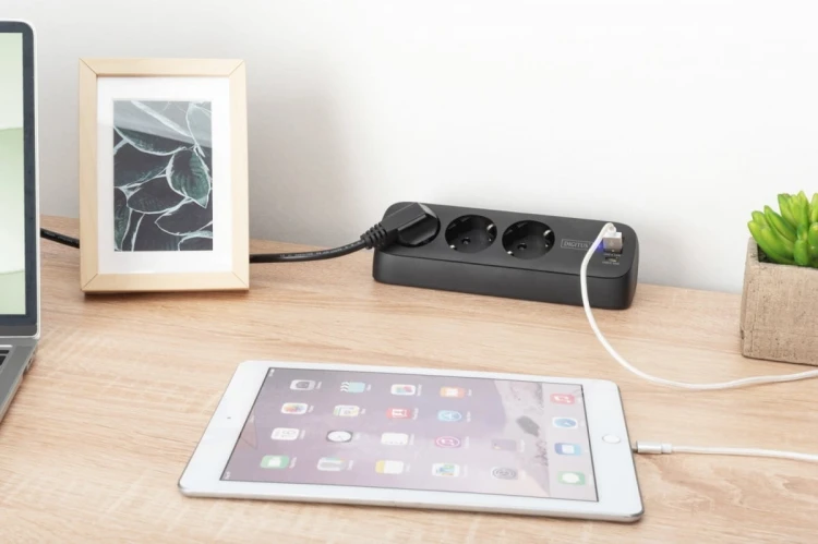 Digitus Listwa zasilająca biurkowa, 3 gniazda Schuko, 2x USB-A (2x 12W), 1x USB-C (30W) z zaciskiem na blat, kabel 1,5m, czarna