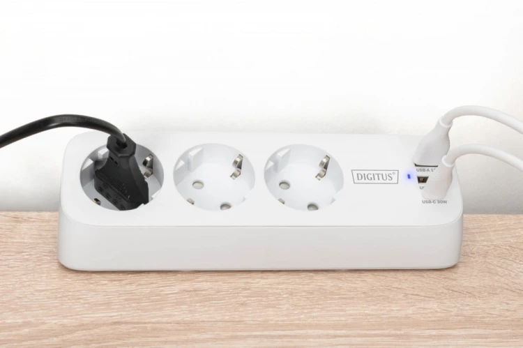 Digitus Listwa zasilająca biurkowa, 3 gniazda Schuko, 2x USB-A (2x 12W), 1x USB-C (30W) z zaciskiem na blat, kabel 1,5m, biała