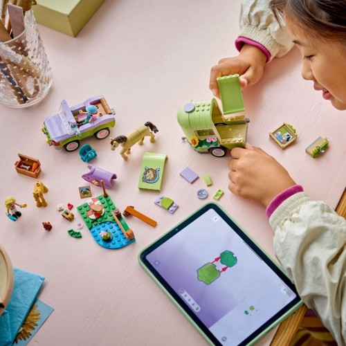 LEGO Klocki Friends 42695 Przyczepa z koniem i źrebaczkiem