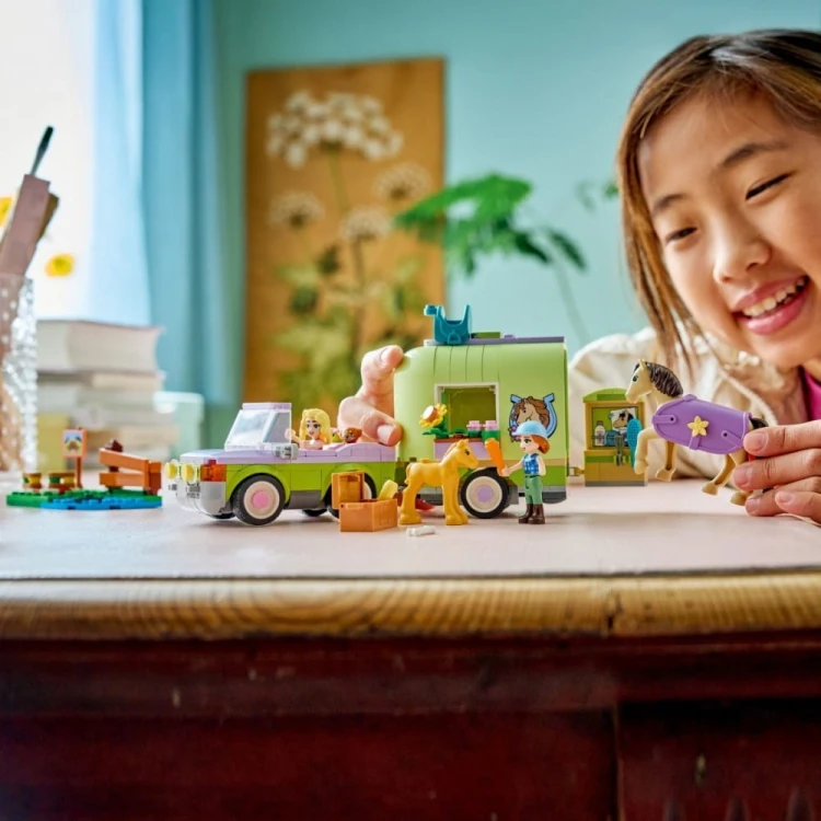 LEGO Klocki Friends 42695 Przyczepa z koniem i źrebaczkiem