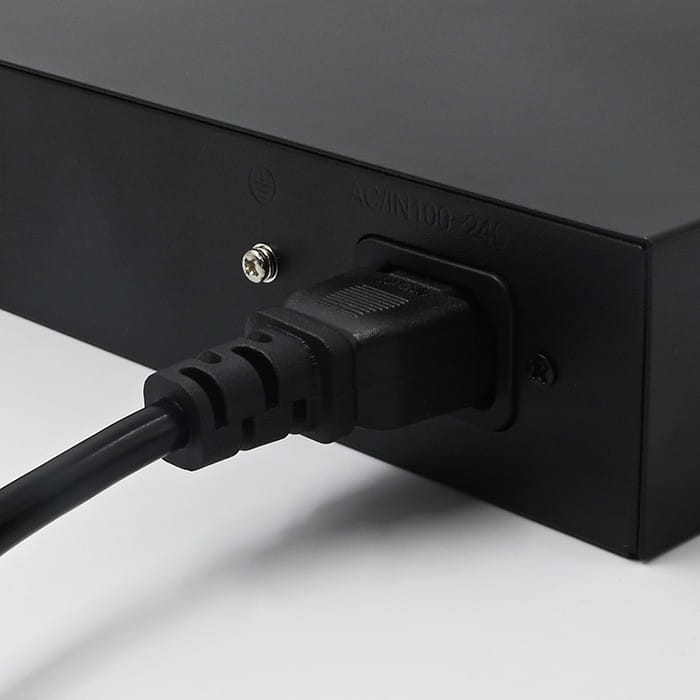 Qoltec Przełącznik sieciowy SWITCH FAST Ethernet PoE | 4x RJ45 |  2x    RJ45 Uplink | 65W | 10/100Mb/s