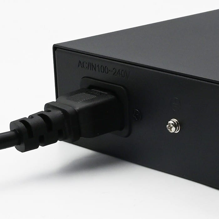 Qoltec Przełącznik sieciowy SWITCH FAST Ethernet PoE | 16x RJ45 10/100  Mb/s | 2x RJ45 Uplink 1000 Mb/s | 1x SFP 1000Mb/s