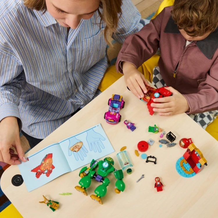 LEGO Klocki Super Heroes 11211 Loki kontra drużyna Iron Mana