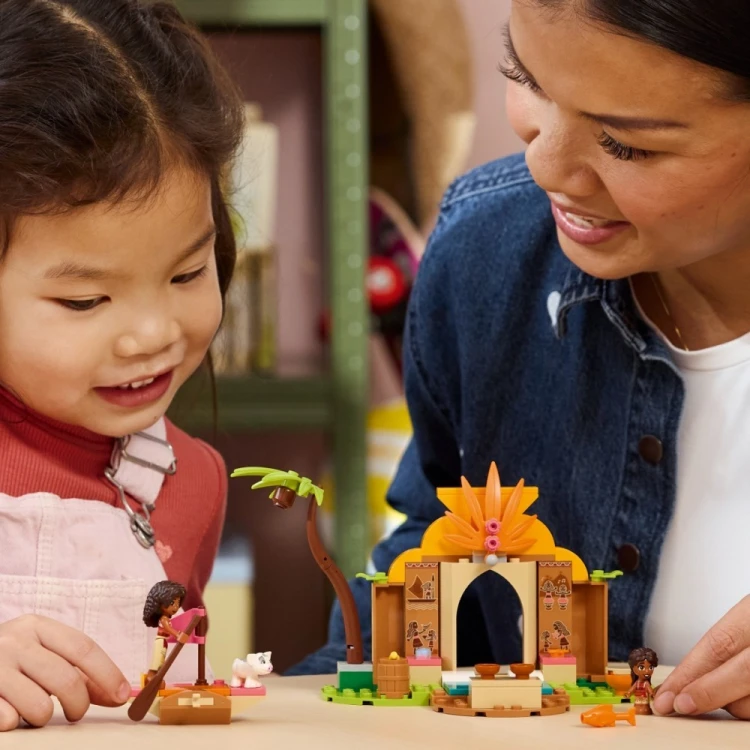 LEGO Klocki Disney 43282 Wiejska chatka i łódź