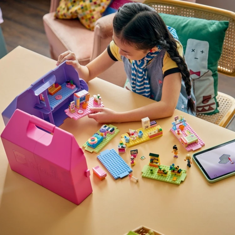 LEGO Klocki Friends 42697 Kreatywna walizka z domkiem dla lalek