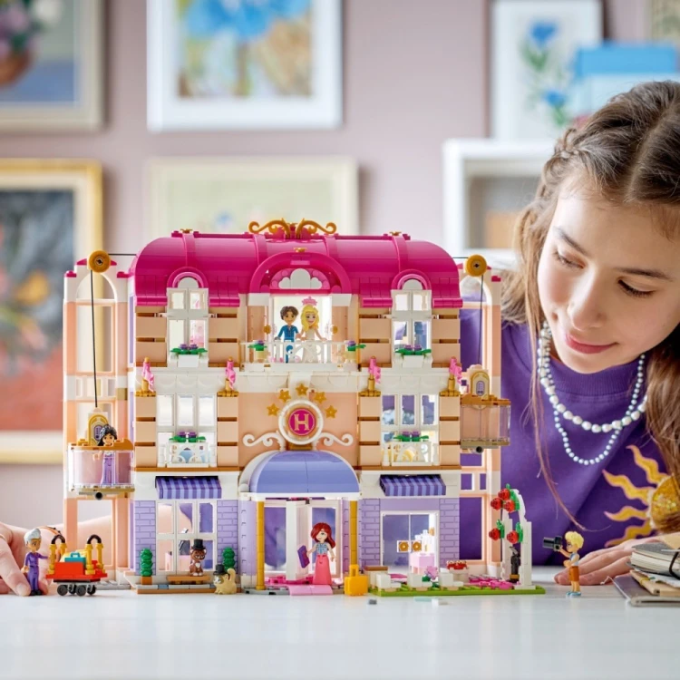 LEGO Klocki Friends 42704 Grand Hotel w mieście Heartlake