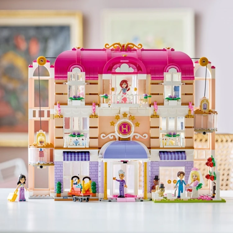 LEGO Klocki Friends 42704 Grand Hotel w mieście Heartlake