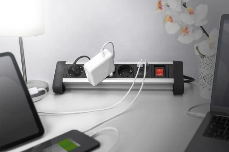 Digitus Listwa zasilająca biurowa 45° 4 gniazdowa, 2x USB (5V/2A) z możliwością obrotu o 290° aluminiowa HQ