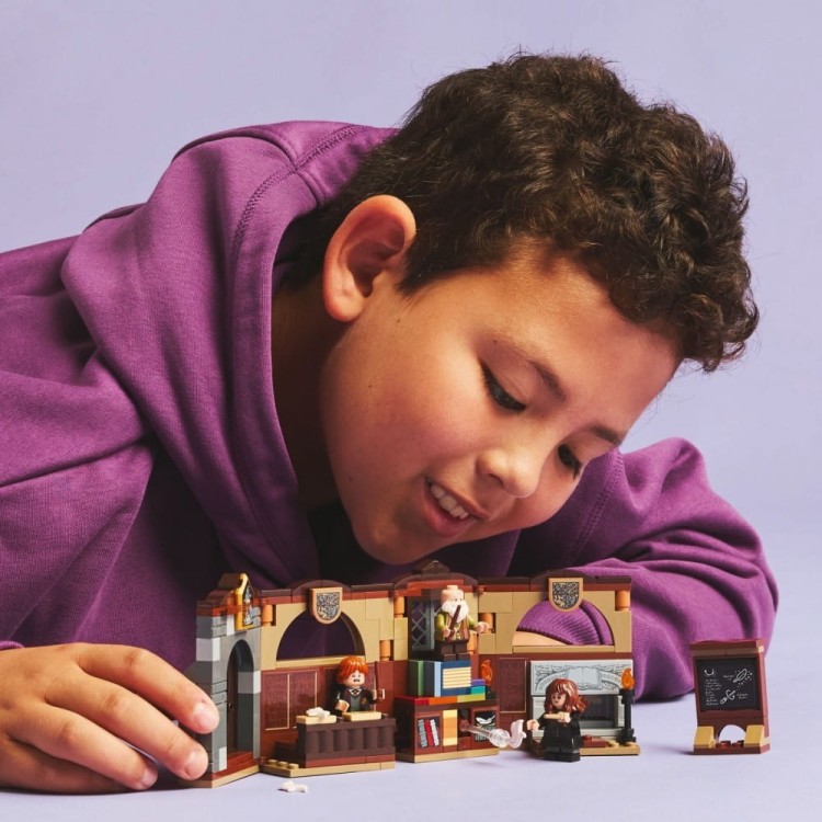 LEGO Klocki Harry Potter 76442 Zamek Hogwart: Zajęcia z zaklęć i uroków